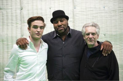 31 Julio - Nueva foto de Robert junto a David Cronnenberg y Goûchy Boy. Robert-pattinson-gouchy